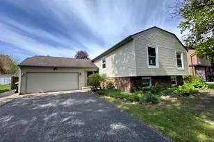 863 Pleasant St, Woodstock, IL 60098 - Photo 1