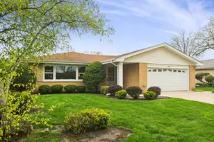 902 S See-Gwun Ave, Mount Prospect, IL 60056 - Photo 1
