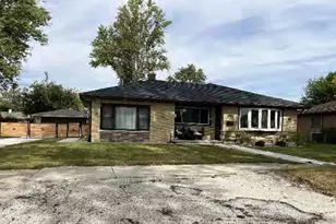 6918 W 116th St, Worth, IL 60482 - Photo 2