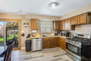 1300 Pembrook Circle, Roselle, IL 60172 - Photo 12