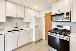 10 Waterbury Ln, Schaumburg, IL 60193 - Photo 12