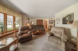 1312 Royal Dr, Montgomery, IL 60538 - Photo 4