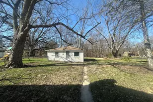 2404 Springfield Rd, East Peoria, IL 61611 - Photo 6
