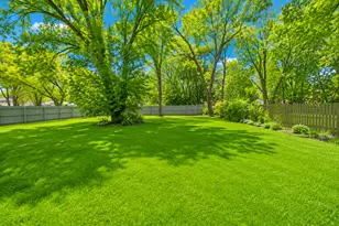 1635 Dun Lo Dr, Arlington Heights, IL 60004 - Photo 2
