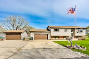 387 Lakewood Dr, Antioch, IL 60002 - Photo 2