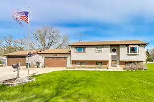 387 Lakewood Dr, Antioch, IL 60002 - Photo 1