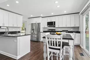 6806 Highgate Rd, Carpentersville, IL 60110 - Photo 8