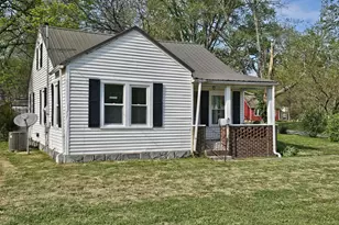 415 E Johnson St, Fairfield, IL 62837 - Photo 2