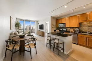 210 S Desplaines St, Chicago, IL 60661 - Photo 2