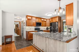 310 Flintlock Ct, Oswego, IL 60543 - Photo 6
