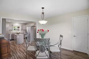 25 Devonshire Cir, Elgin, IL 60123 - Photo 4
