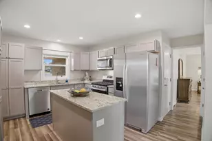 25 Devonshire Cir, Elgin, IL 60123 - Photo 2
