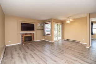 4303 W Shamrock Ln, McHenry, IL 60050 - Photo 4