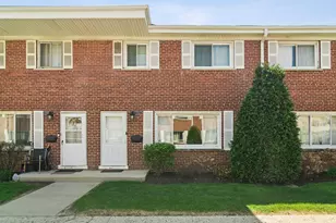 1058 N Boxwood Dr, Mount Prospect, IL 60056 - Photo 1