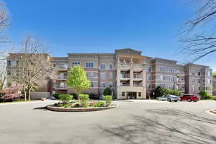 105 Lakeview Dr, Bloomingdale, IL 60108 - Photo 2