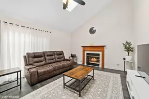 18 Ascot Ln, Streamwood, IL 60107 - Photo 4