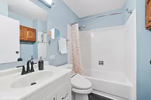 18 Ascot Ln, Streamwood, IL 60107 - Photo 8