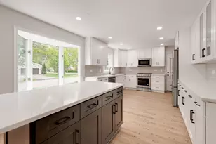 210 Westmoreland Ln, Naperville, IL 60540 - Photo 10