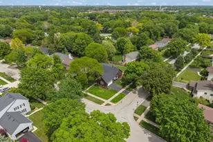 210 Westmoreland Ln, Naperville, IL 60540 - Photo 38