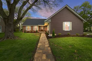 210 Westmoreland Ln, Naperville, IL 60540 - Photo 2