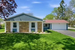 20 Emerson Dr, Schaumburg, IL 60194 - Photo 2