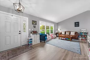 113 N Bristol Dr, Bloomingdale, IL 60108 - Photo 2