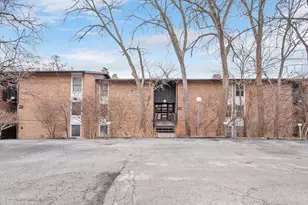 5516 E Lake Dr, Lisle, IL 60532 - Photo 2