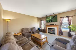 8 Elizabeth Ct, Lake in the Hills, IL 60156 - Photo 6