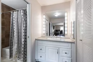 5019 Mulford St, Skokie, IL 60077 - Photo 8
