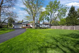 927 Holly Ct, Deerfield, IL 60015 - Photo 2