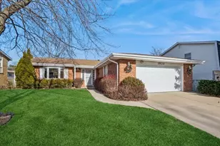 1820 W Thornwood Ln, Mount Prospect, IL 60056 - Photo 2