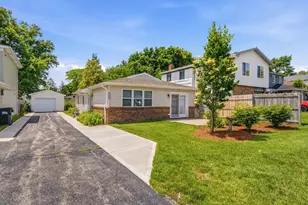 225 Mill Stream Dr, Bolingbrook, IL 60440 - Photo 2