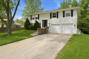 2S206 Mayfield Ln, Glen Ellyn, IL 60137 - Photo 2