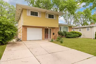 9 Sycamore Dr, Naperville, IL 60540 - Photo 2