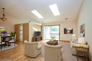 1517 Commodore Ct, Schaumburg, IL 60193 - Photo 2