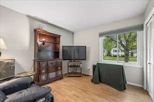39 Boxwood Ln, Cary, IL 60013 - Photo 10