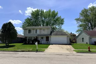 375 Longford Dr, Elgin, IL 60120 - Photo 2
