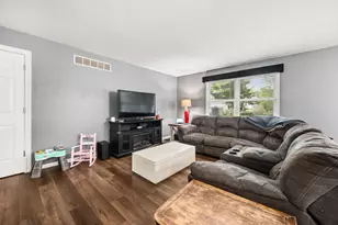 323 W Church St, Genoa, IL 60135 - Photo 6