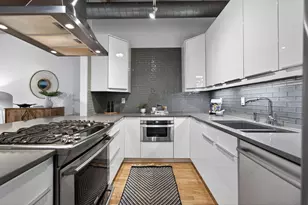 375 W Erie St, Chicago, IL 60654 - Photo 10