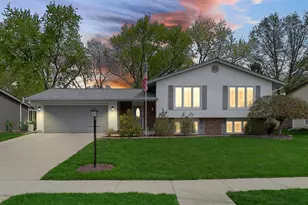 920 Harrison Ln, Hoffman Estates, IL 60192 - Photo 2