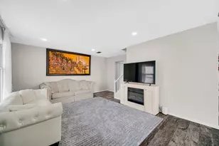 611 Kendall Ct, Schaumburg, IL 60194 - Photo 2