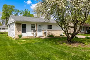 22 Wren Rd, Carpentersville, IL 60110 - Photo 2