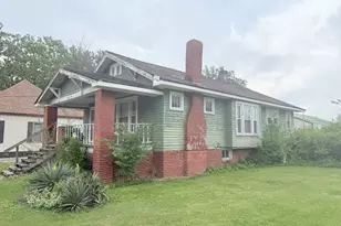 717 W Sloan St, Harrisburg, IL 62946 - Photo 2