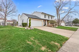 340 Stonehurst Ln, Roselle, IL 60172 - Photo 2