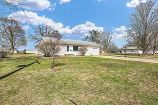 341 W Spruce St, Paxton, IL 60957 - Photo 2