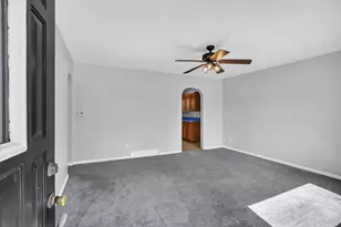 341 W Spruce St, Paxton, IL 60957 - Photo 6