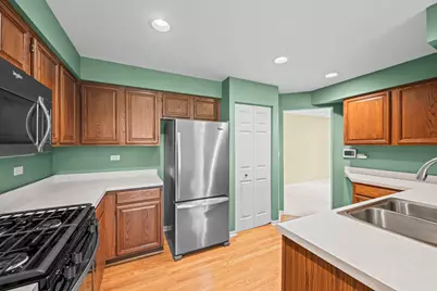 828 Old Checker Road, Buffalo Grove, IL 60089 - Photo 6