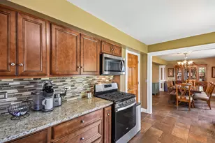 588 Kingston Ct, Roselle, IL 60172 - Photo 12