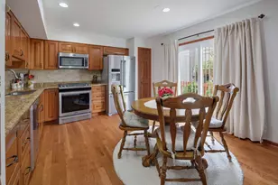 2426 Wild Cherry Ct, Aurora, IL 60506 - Photo 6