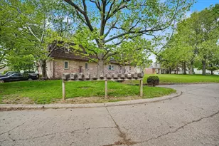 912 Crescent Dr, Champaign, IL 61821 - Photo 14